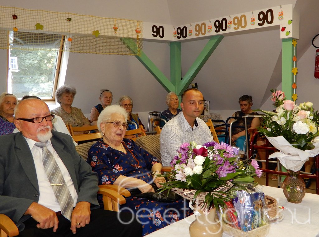 Marika néni 90 éves 28